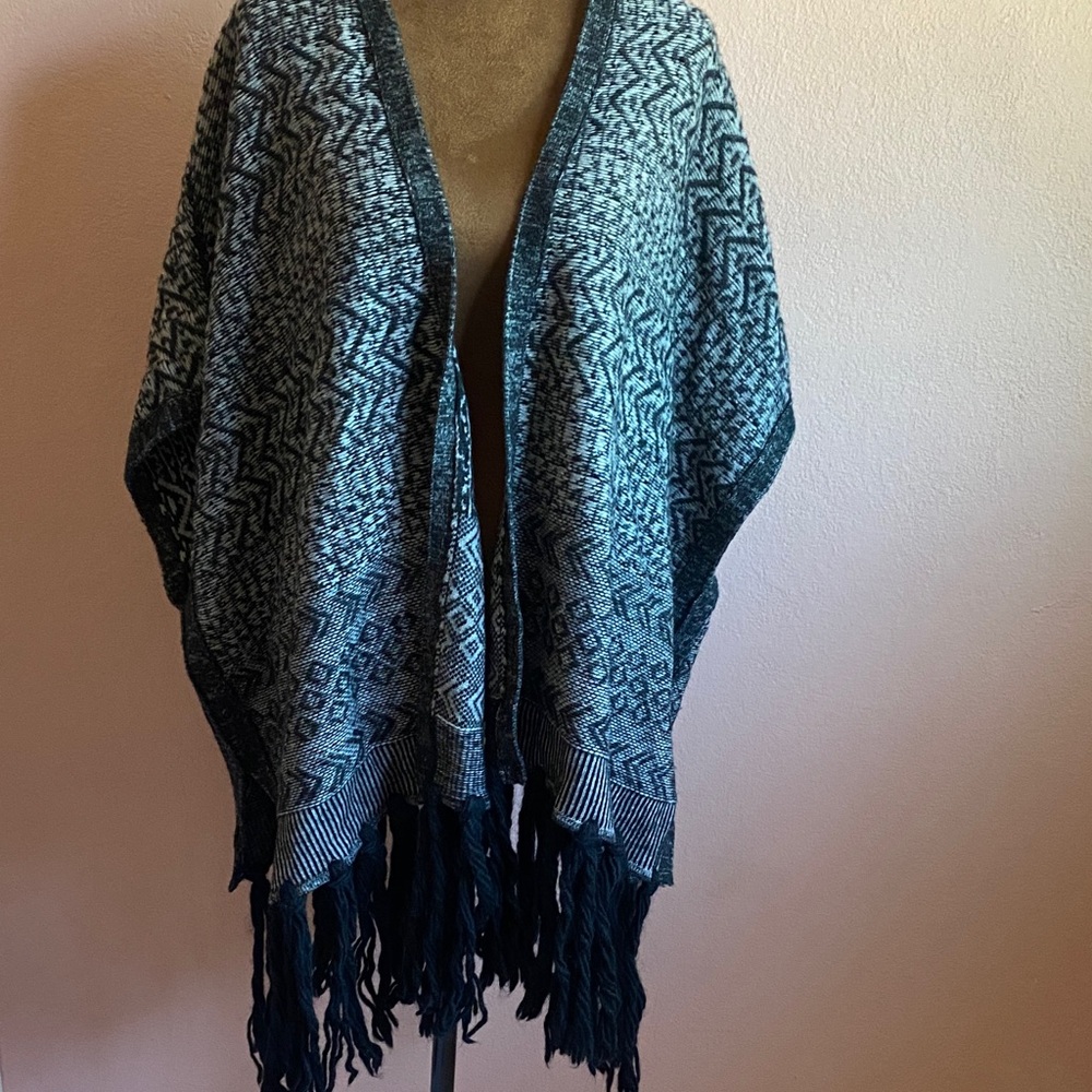 Banana Republic Black and Gray Patterned Poncho - Picture 2 of 9